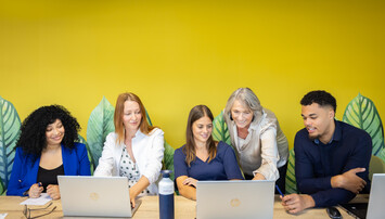 Collega's voor gele muur