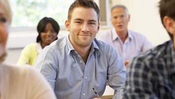 Man glimlacht in klas