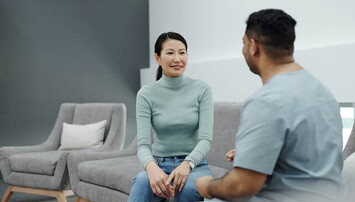 Personen in gesprek in doktersruimte