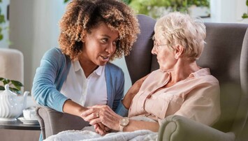 Zuster in gesprek met oudere dame