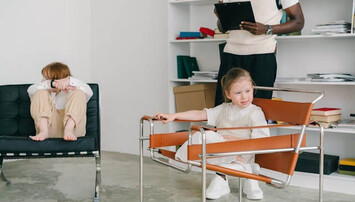 Kinderen in ruimte worden geobserveerd