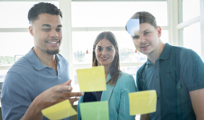 Collega's kijkend naar post-its