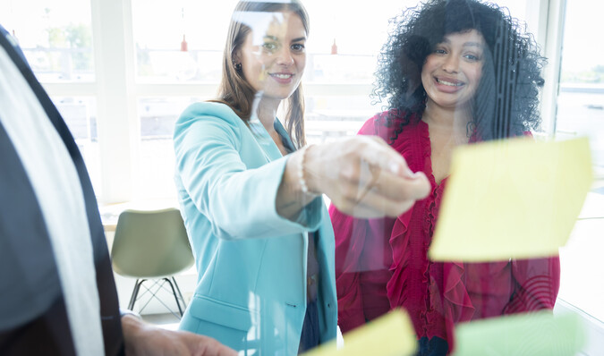 Collega's wijzend naar post-its