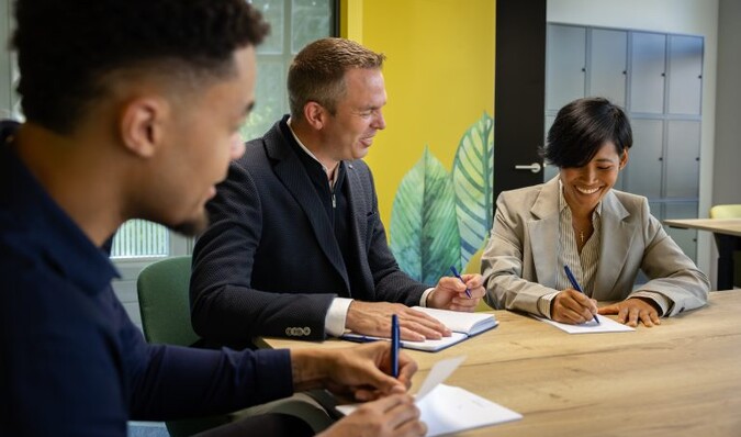 Collega's schrijvend aan tafel