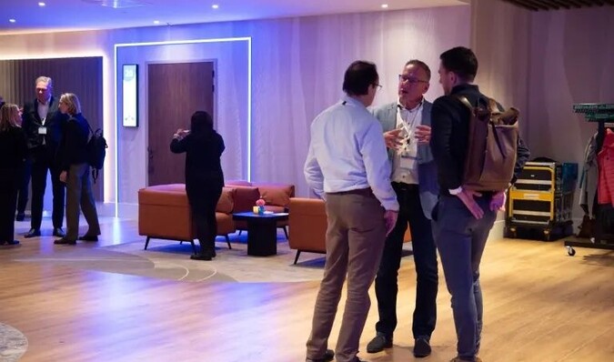 Gesprek in congreszaal