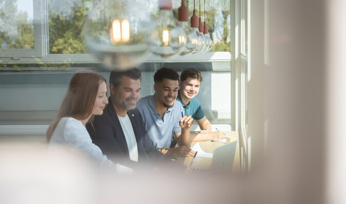 Collega's bij het raam